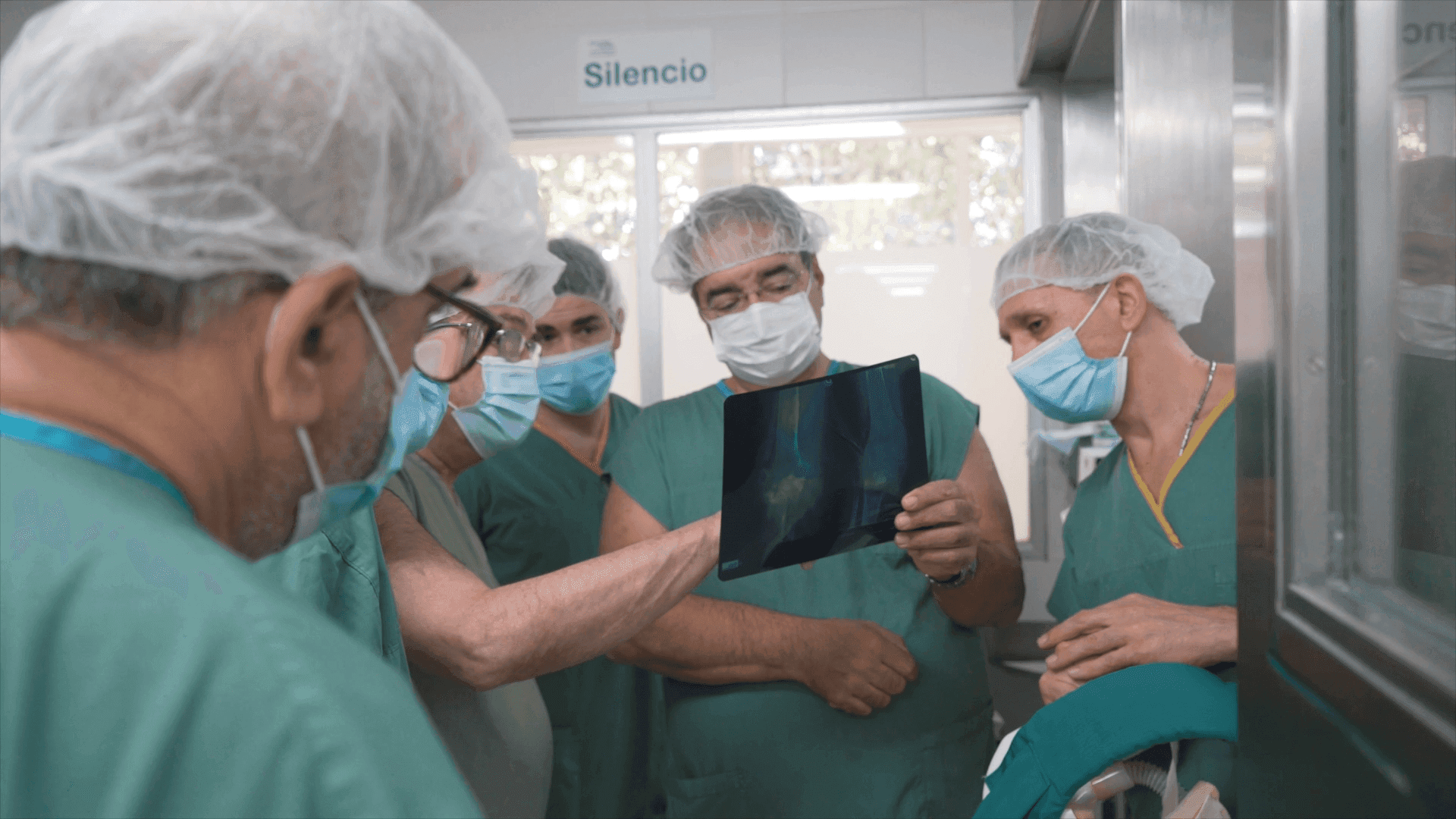 Doctores preparándose para una cirugía